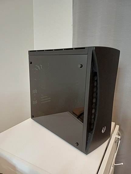 Pelitietokone: RTX 2080, i7-7700, 16GB ram, 1TB SSD + 1TB HDD