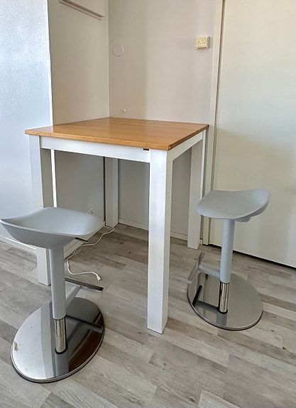 Pohjanmaan baaripöytä ja kaksi baarituolia(Ikean Janinge)