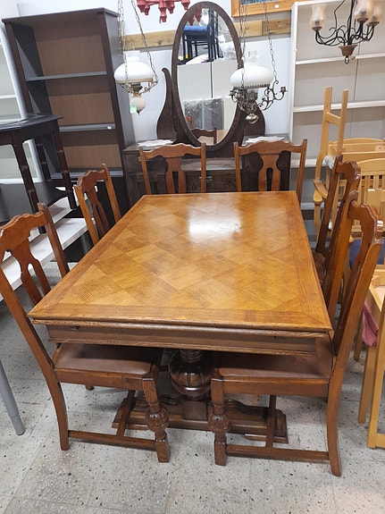 Antiikki ruokapöytä ja 6 tuoli.