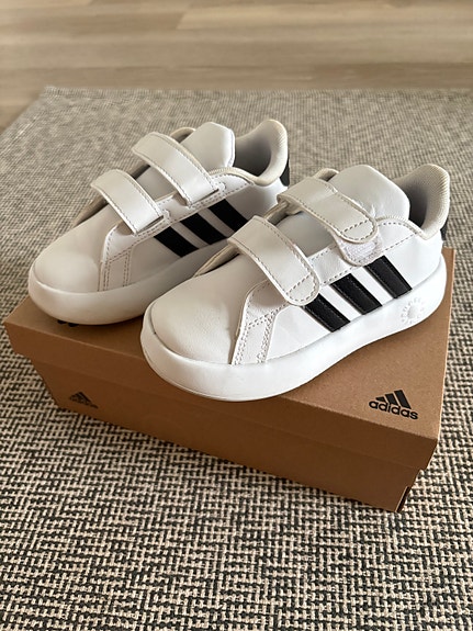 Adidas Bubblecomfy lenkkarit