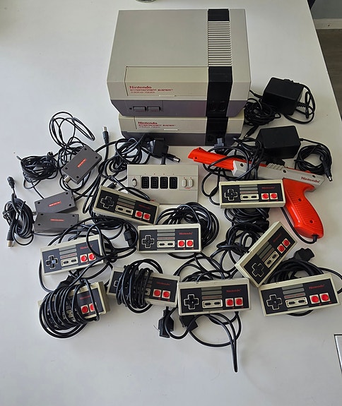 Nintendo 8-bit pelikonsolit ja ohjaimet