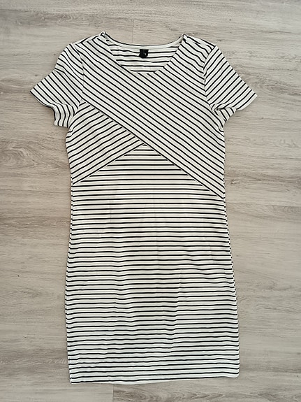 Mustavalkoinen mekko