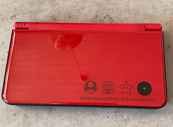 Nintendo DSi XL Super Mario Bros 25th Anniversary punainen pelikonsoli