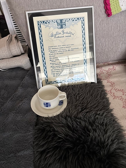 Lotta Svärd kultaiset sanat, kahvikuppi ja lautanen