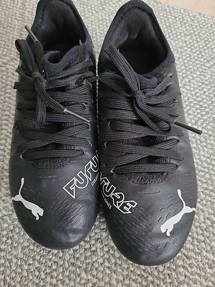 Puma jalkapallokengät koko 31