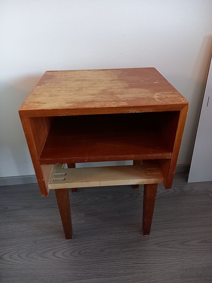 Pieni teak lipasto