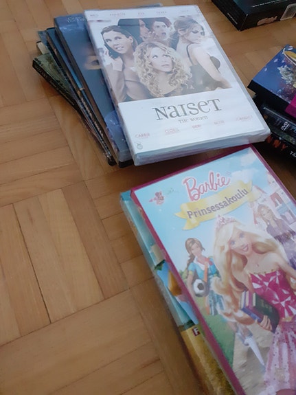 DVD-elokuvia ja lasten Barbie-DVD