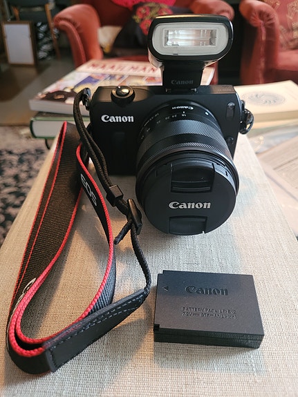 Canon EOS M  + putki 18-55mm + salama Speedlite 90EX