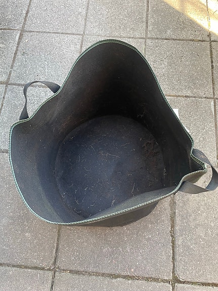 Musta kangas säkki kantokahvoilla
