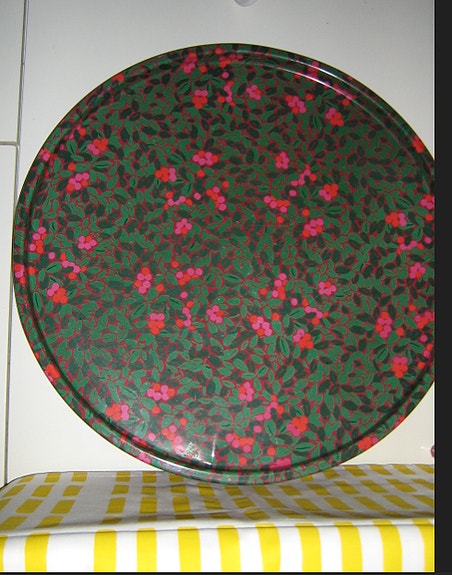MARIMEKKO ISO tarjotin. Halkaisija 48 cm,  peltinen  käytetty siistikuntoinen