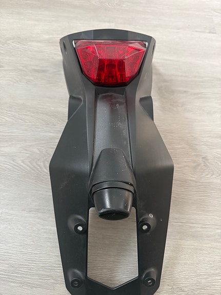 Moottoripyörän takalokasuoja ja takavalo musta. Ktm duke 690.