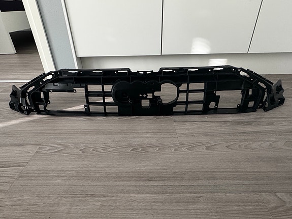 Audi A6 C8 Puskurin kiinnike / Sulkuelementti 4K0807233A