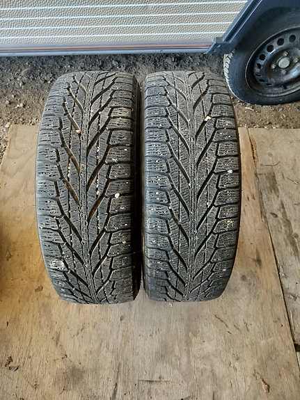 2 kpl Nokia Hakkapeliitta R2 suv 215/65R16 XL pintaa 8 mm
