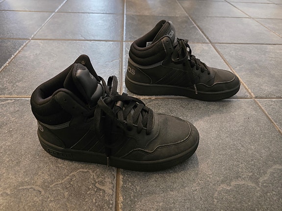 Adidas-tennarit, koko 37, hyvä kunto!