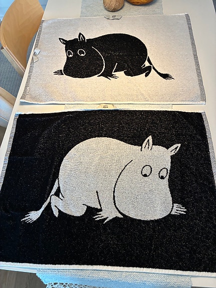 2 Muumi pyyhettä 50x70cm