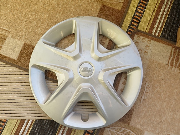 Ford pölykapseli.
