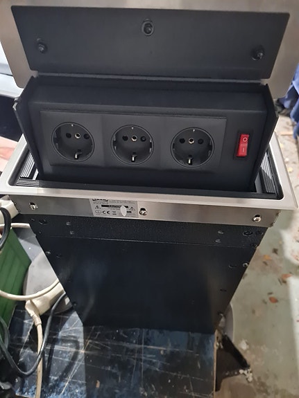 Uusi tasoon upotettava pistorasia Ikea S-BOX rst rosteri tasolla uusi