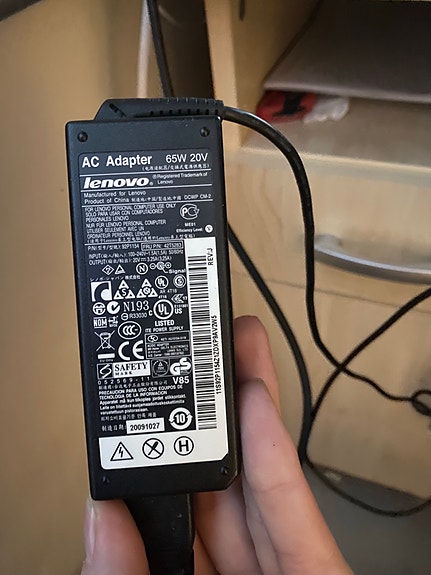 Lenovo ThinkPad kannettava ja laturi