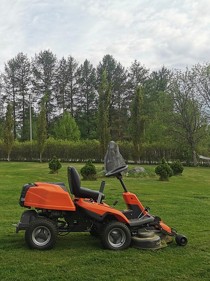 Husqvarna R13C päältäajettava ruohonleikkuri