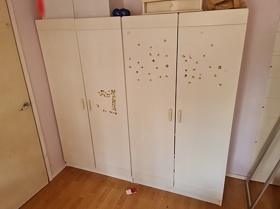 2 lasten vaatekaappia