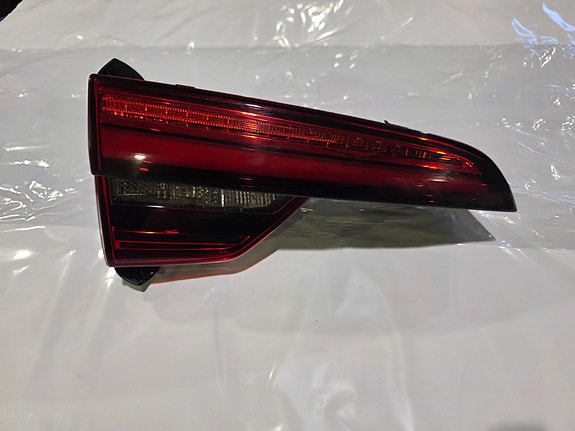 Audi A4 B9 2015-2019 Avant, vasen sisempi takavalo LED, 8W9945093