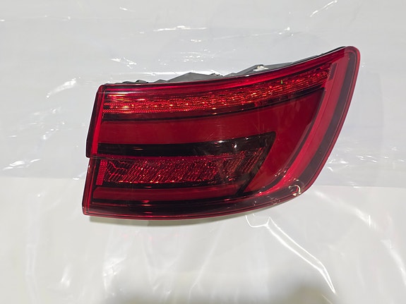 Audi A4 B9 2015-2019 Avant, oikea ulompi takavalo, 8W9945092