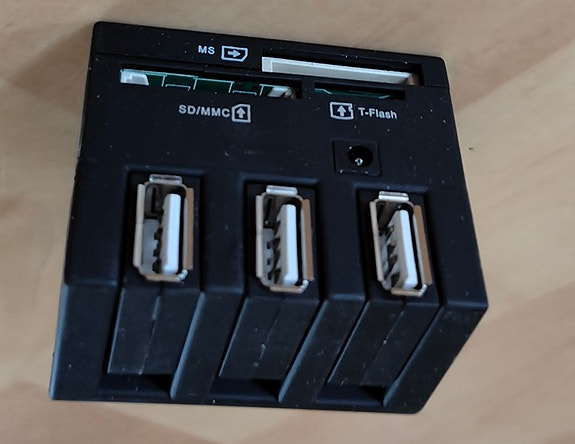 Usb 2.0 hub muistikortinlukijalla
