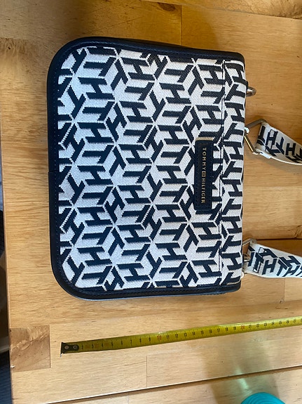 Tommy Hilfiger olkalaukku
