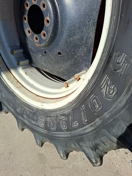 Traktorin takarenkaat vanteilla 520/70R38