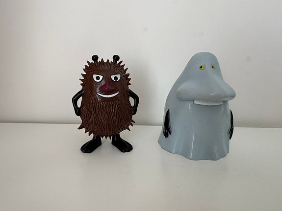 Muumi: isot Haisuli ja Mörkö figuurit.