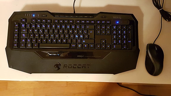 Vialliset Roccat pelinäppäimistö ja Logitech hiiri