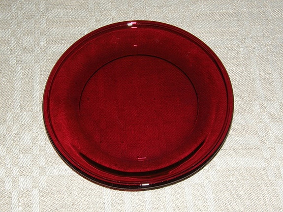 Pentik, rubiininpunainen lasilautanen / pullalautanen, 14 cm