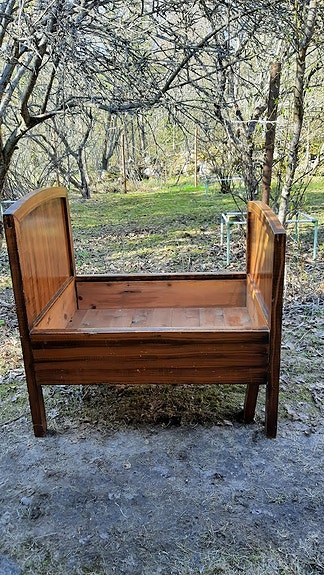 Vanha puinen päästävedettävä sänky