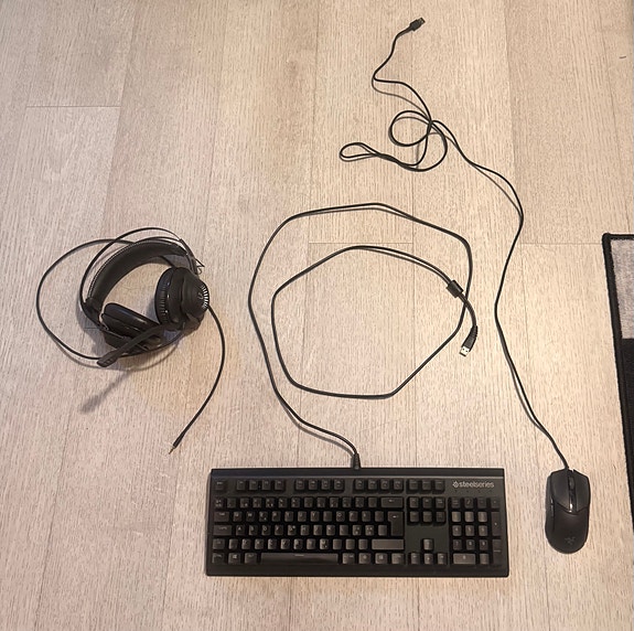 SteelSeries Apex M750 -näppäimistö + Razer hiiri + pelikuulokkeet