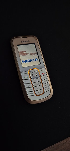 Nokia 2600 Classic + paketti + laturi