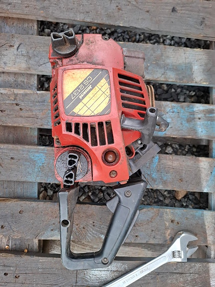 Jonsered CS 2137 moottorisaha osiksi.