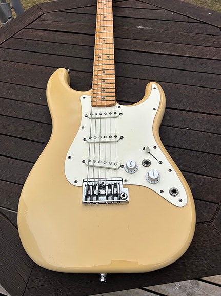 Fender Stratocaster sähkokitara vaalea
