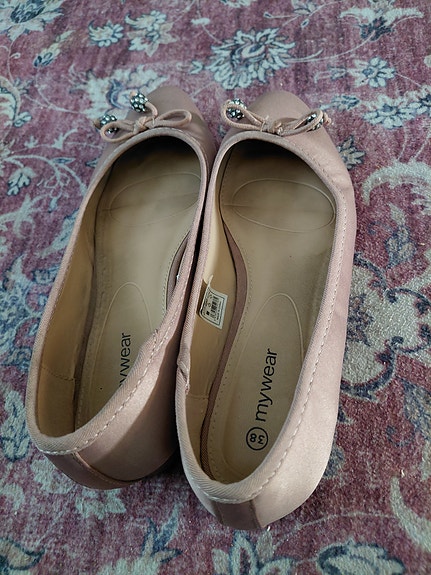 Myydään naisten ballerinat