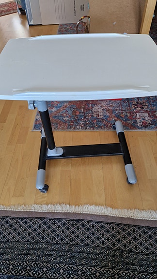 Tietokonepöytä pyörillä, korkeus säädettävissä