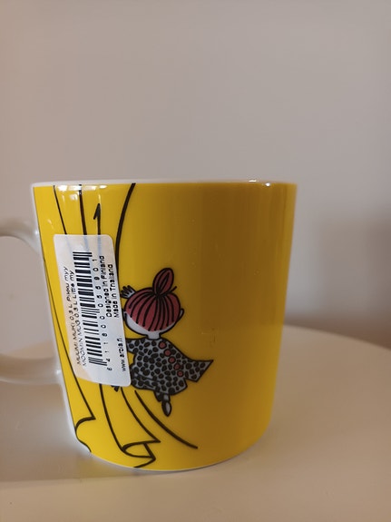 Muumimuki: Pikku Myy keltainen (2008-2014) tarra kiinni Kruunuleima.