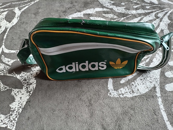 Adidas olkalaukku