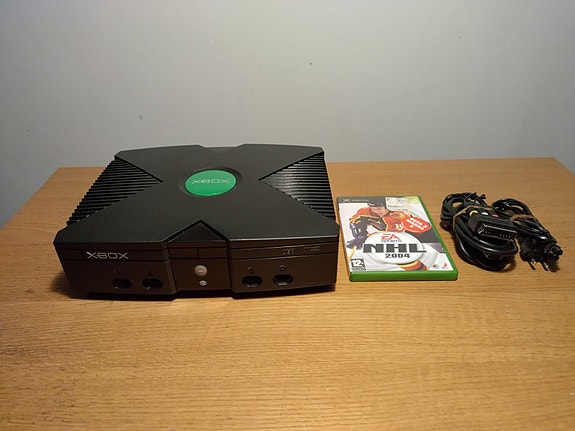 Original Xbox (fat) + virtajohto + alkuperäinen AV-kaapeli + NHL 2004