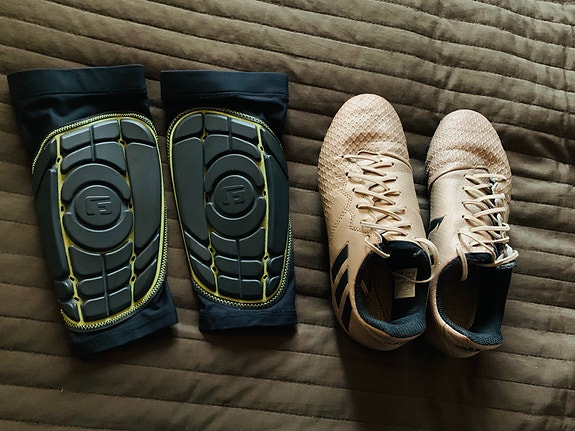 Adidas nappulakengät 35 ja polvisuojat