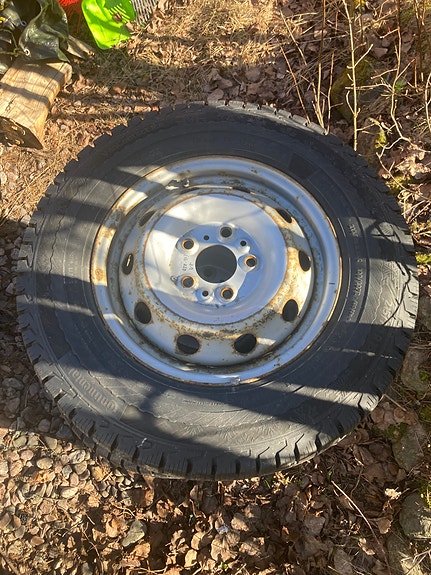 Continental VanContact Ice nastarenkaat vanteilla 215/70 R15C