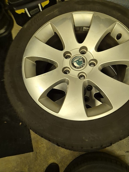 Skoda Superb. alumiinivanteet renkailla