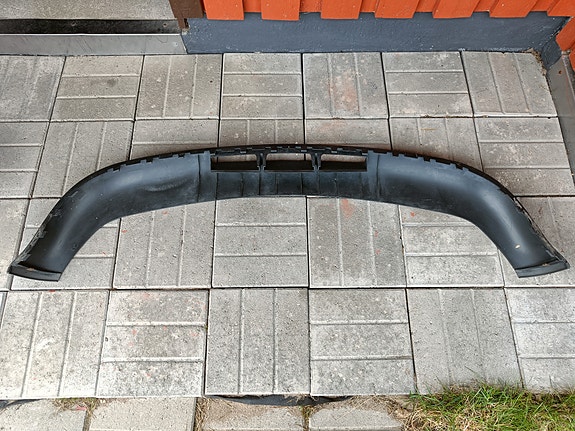 VW Bora etupuskurin helma
