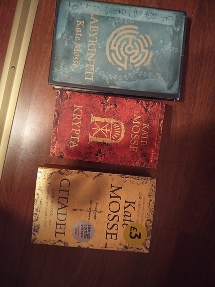 Kate Mosse Labyrintti ja Krypta  -kirjasarja