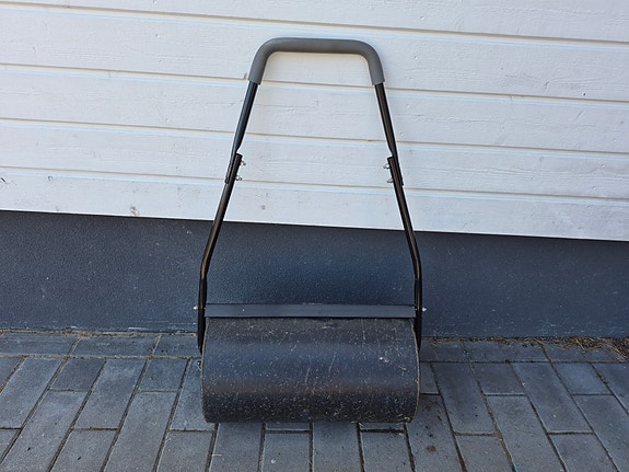 Vuokrataan nurmikkojyrä