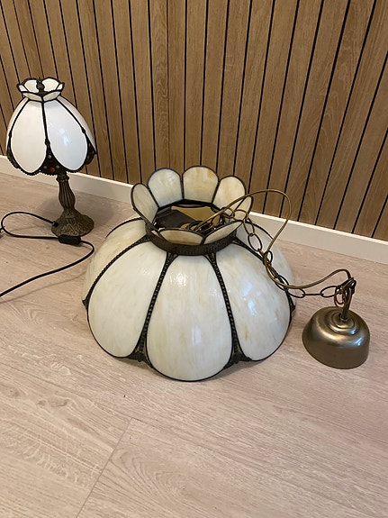 Tiffany lamput pöytävalaisin sekä kattovalaisin