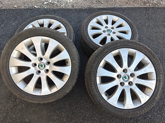 Auton kesärenkaat vanteineen 225/45/ZR17